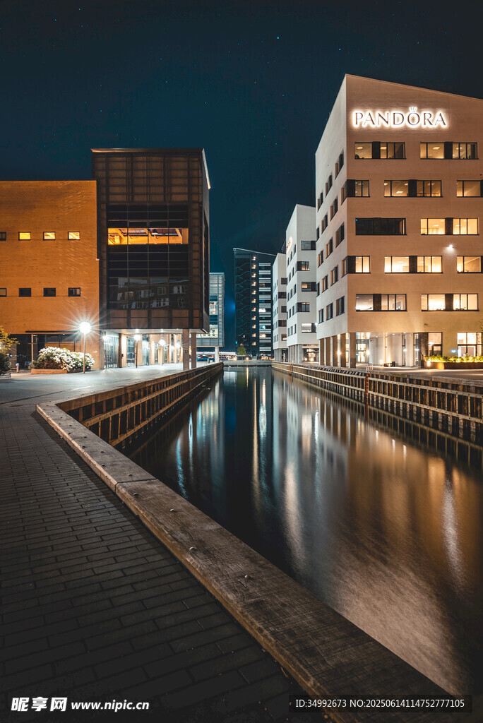 城市夜景中的静谧河道