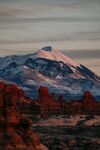 壮丽雪山与红岩景观