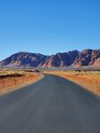 荒漠公路延伸向远方