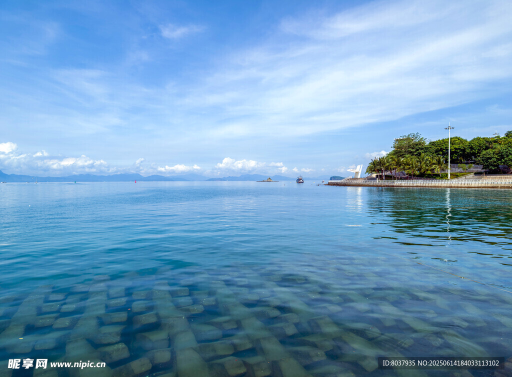 清澈海边美景