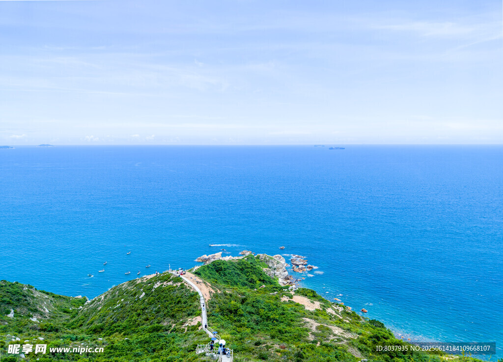 山巅俯瞰碧海蓝天美景