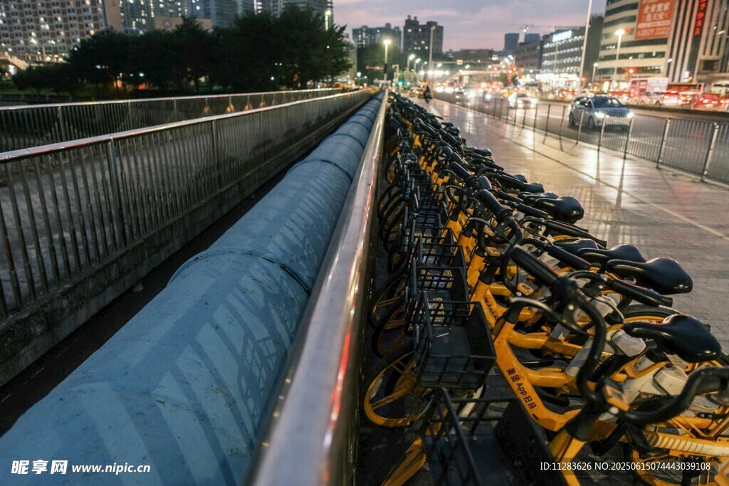 路边堆积的共享单车