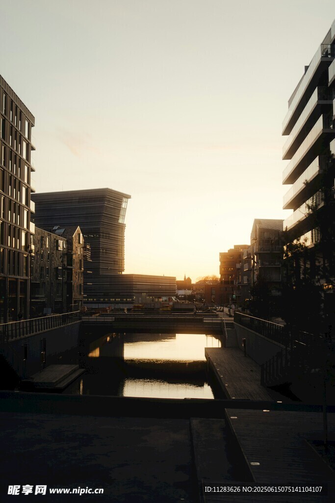 夕阳下的城市建筑景观