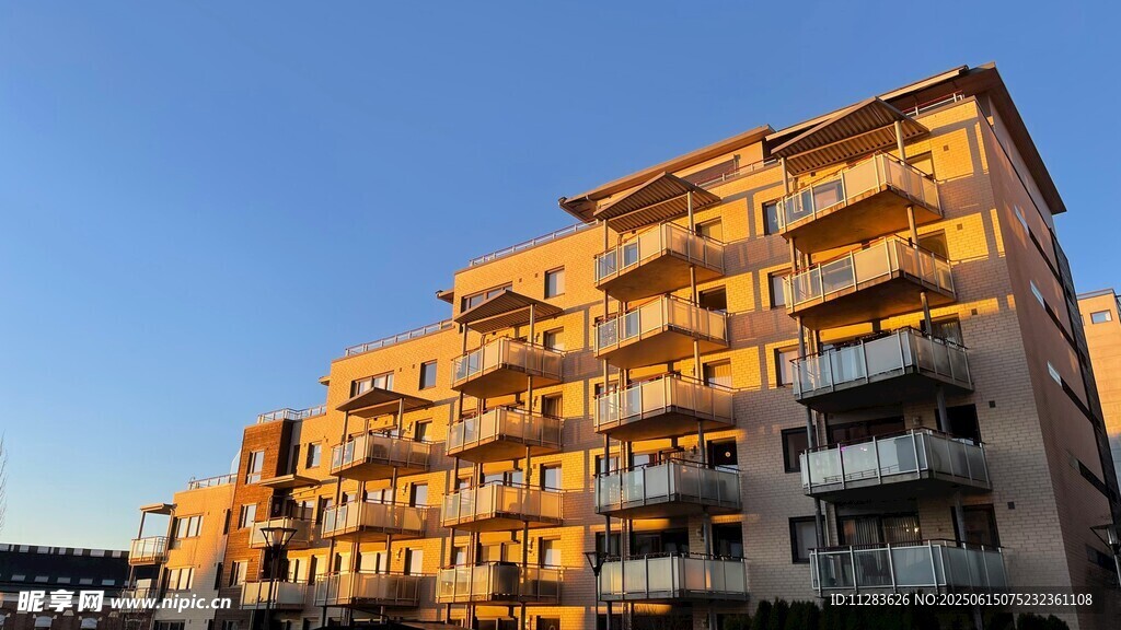 夕阳下的多层住宅建筑