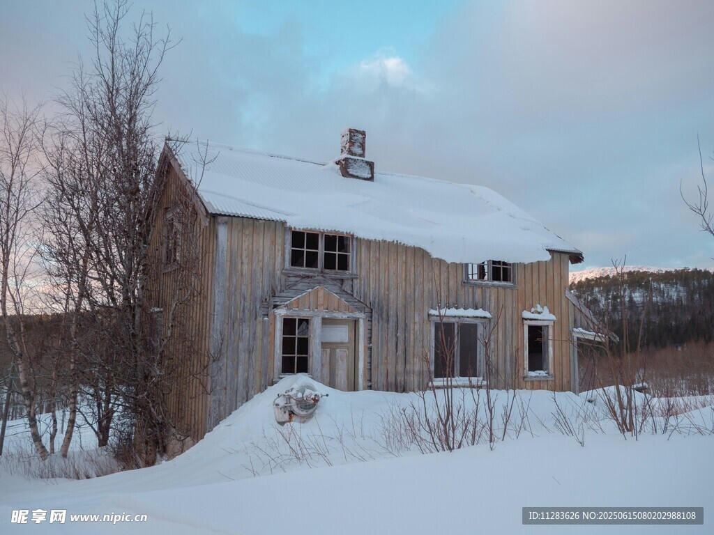 冬日雪覆的温馨乡村小屋
