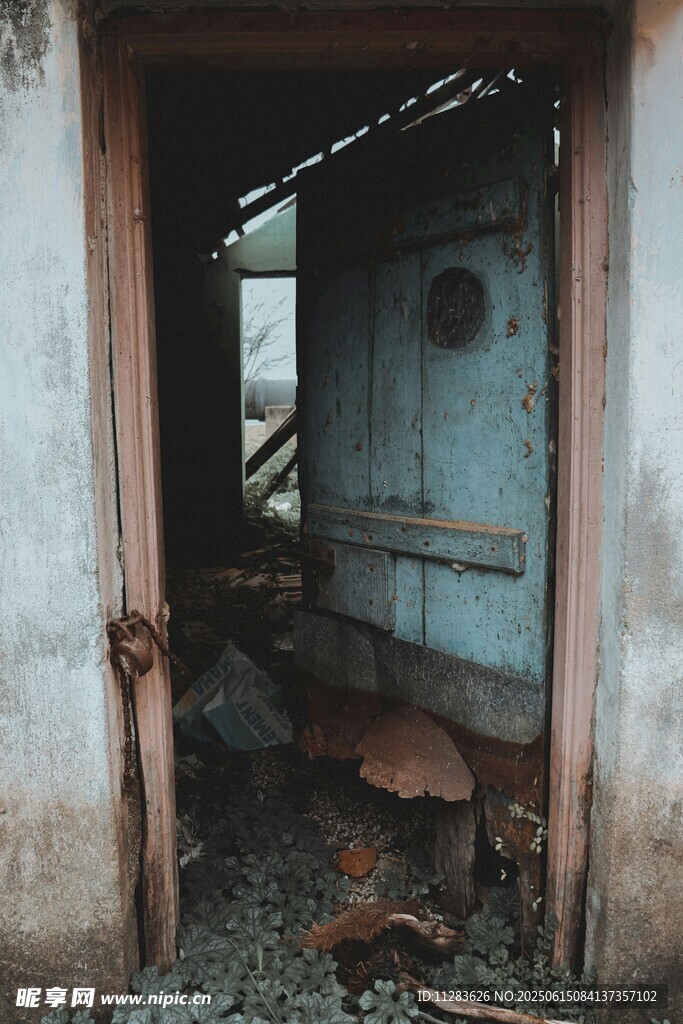 破旧门洞内的废弃景象