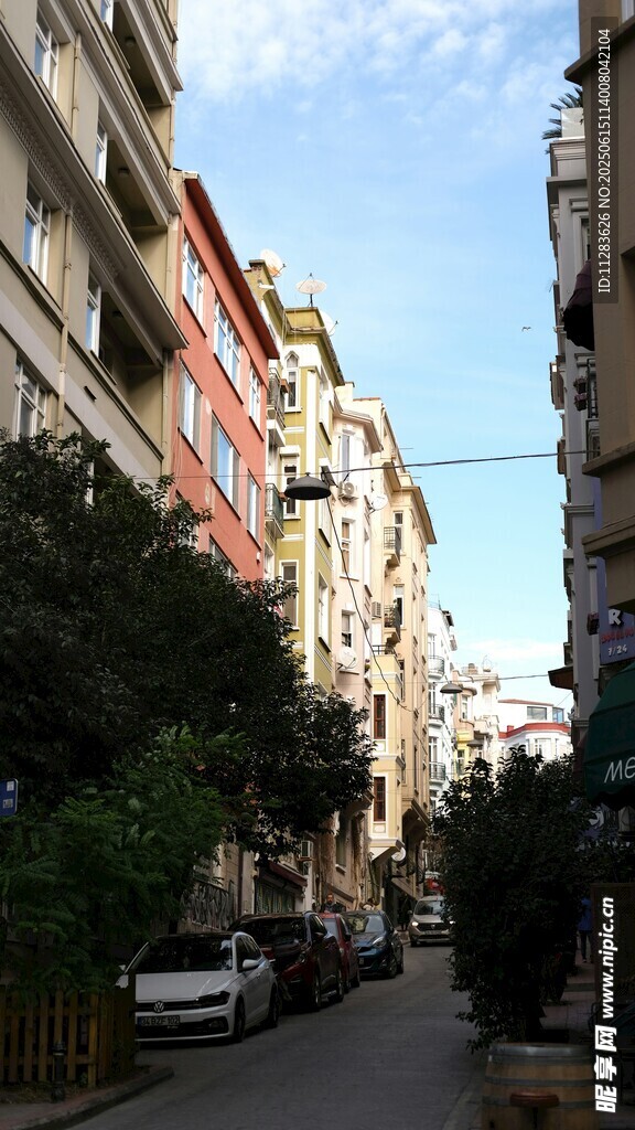 城市街道两旁的建筑景观