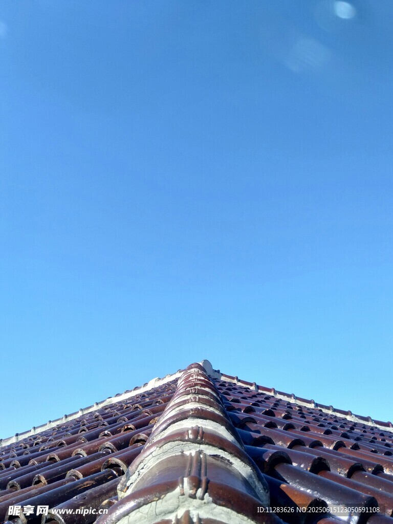 仰视古建筑屋顶瓦片