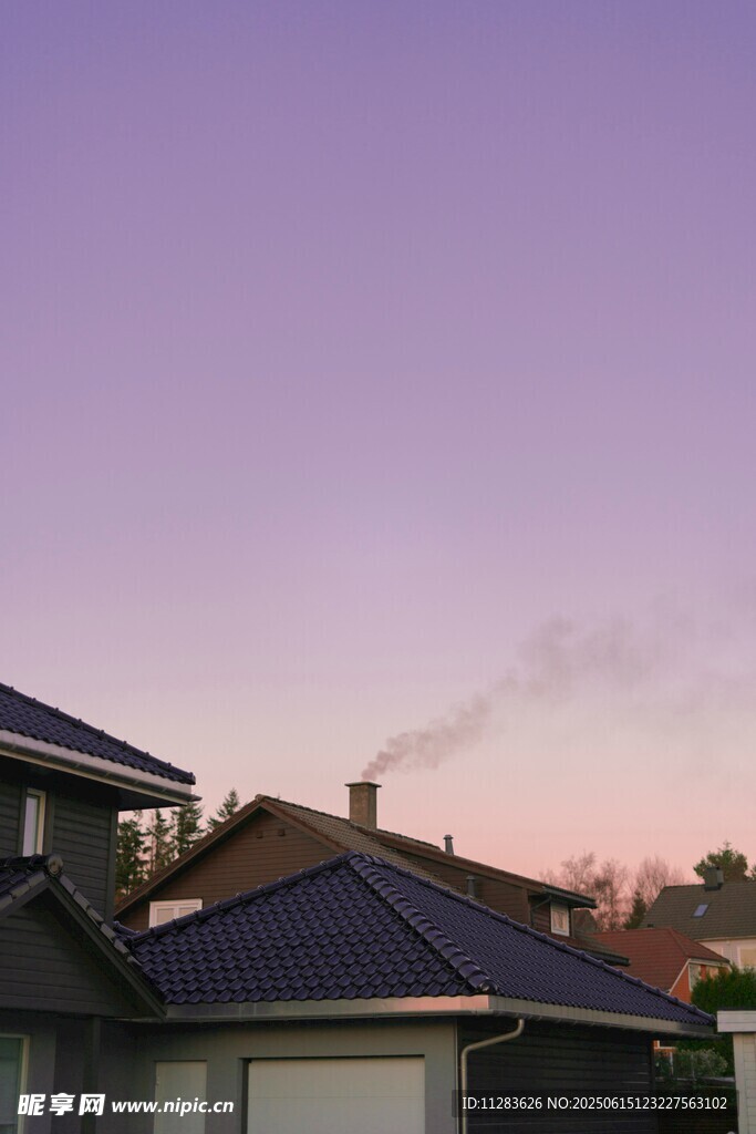 黄昏下的屋顶景色