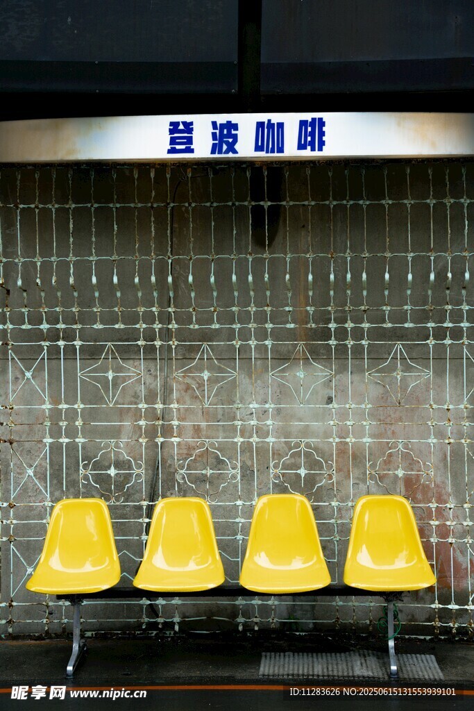 影院黄色座椅与电影标识