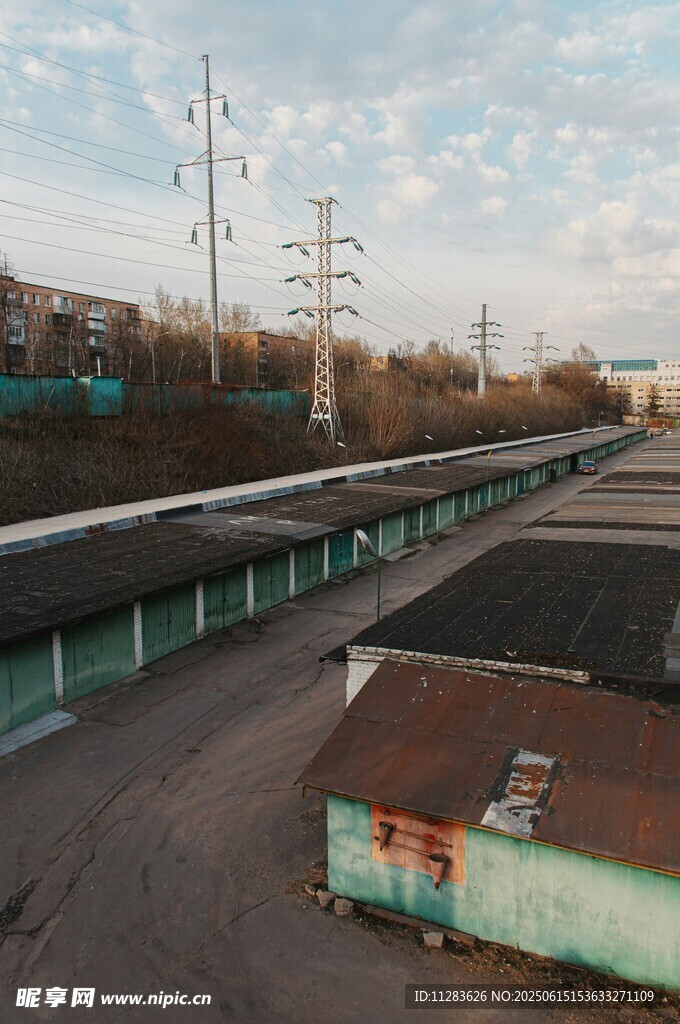 城郊铁路旁的低矮建筑