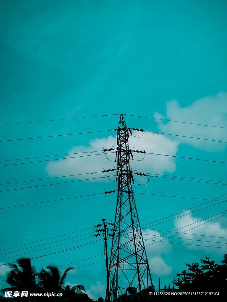 蓝天中的高压输电塔