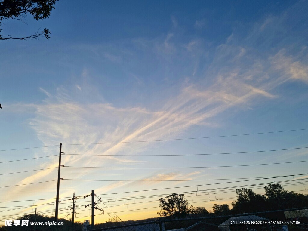 黄昏下的电线与绚丽天空