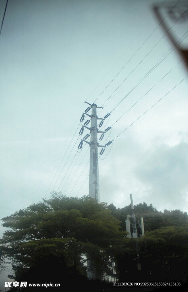 山顶矗立的高压输电塔