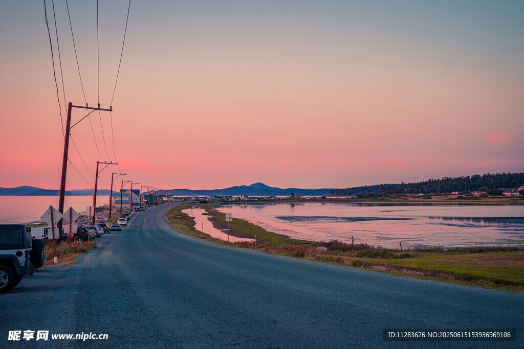 黄昏时的公路与美丽湖景