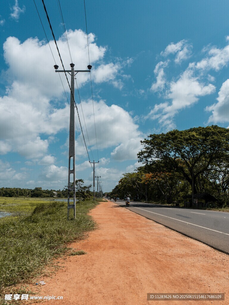 乡间公路旁的土路风景