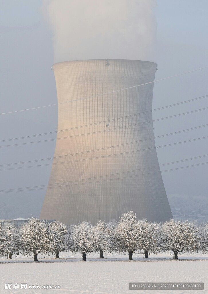 冬日雪景中的冷却塔