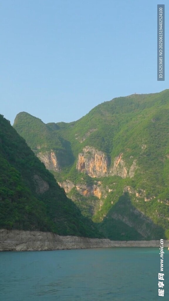 青山绿水间的秀丽风光