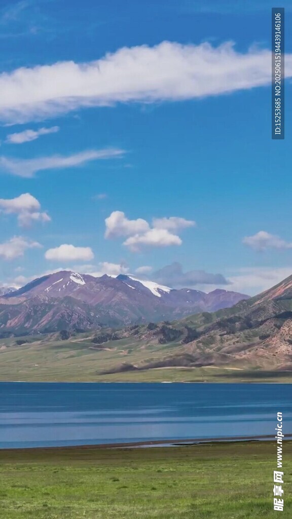 湖畔青山蓝天美景