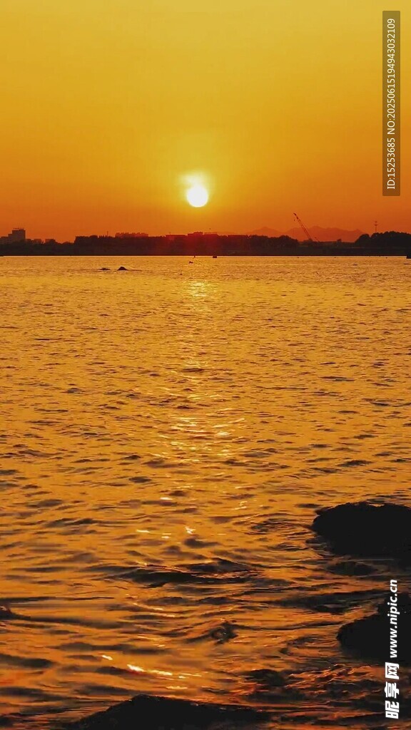 夕阳下的宁静水面
