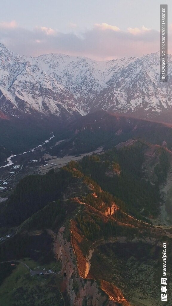 雪山下的壮丽山谷风光