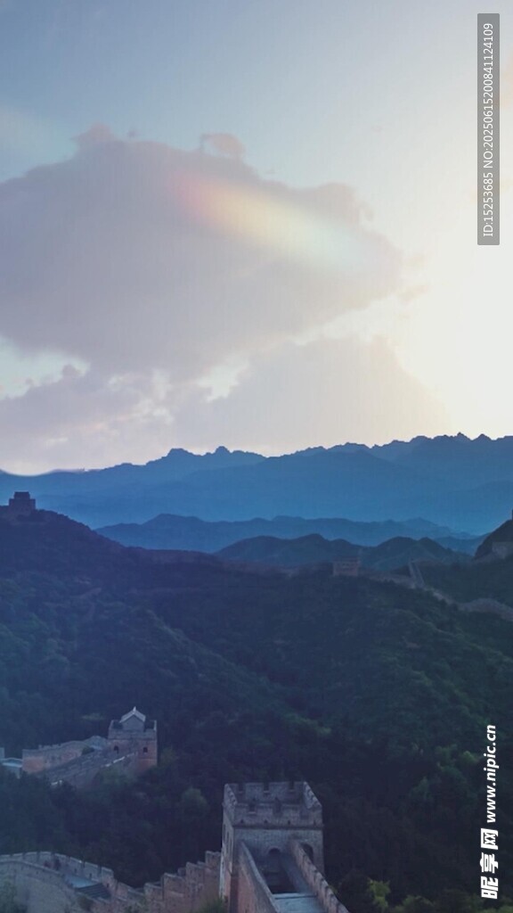 壮丽长城与远山云海景观