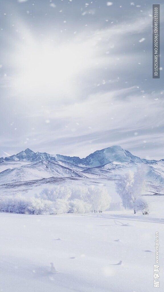 冬日雪景中的连绵山脉
