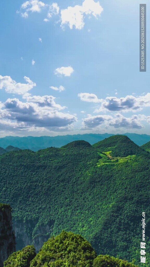 青山绿野间的壮阔自然景观