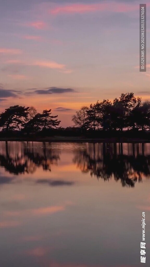 湖畔绝美日落倒影景观
