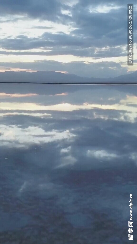 天空倒影于平静湖面