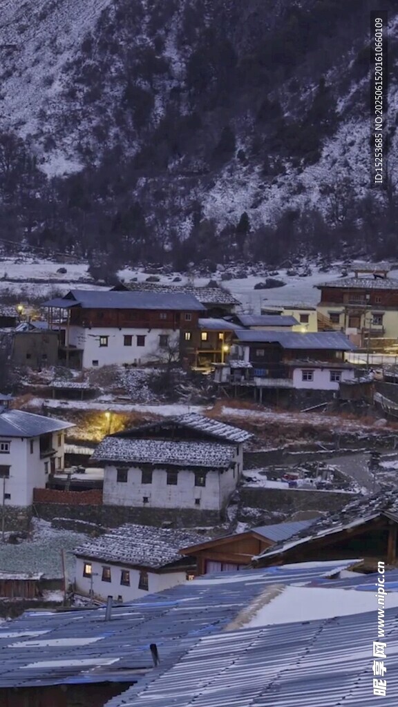雪山下的宁静村落