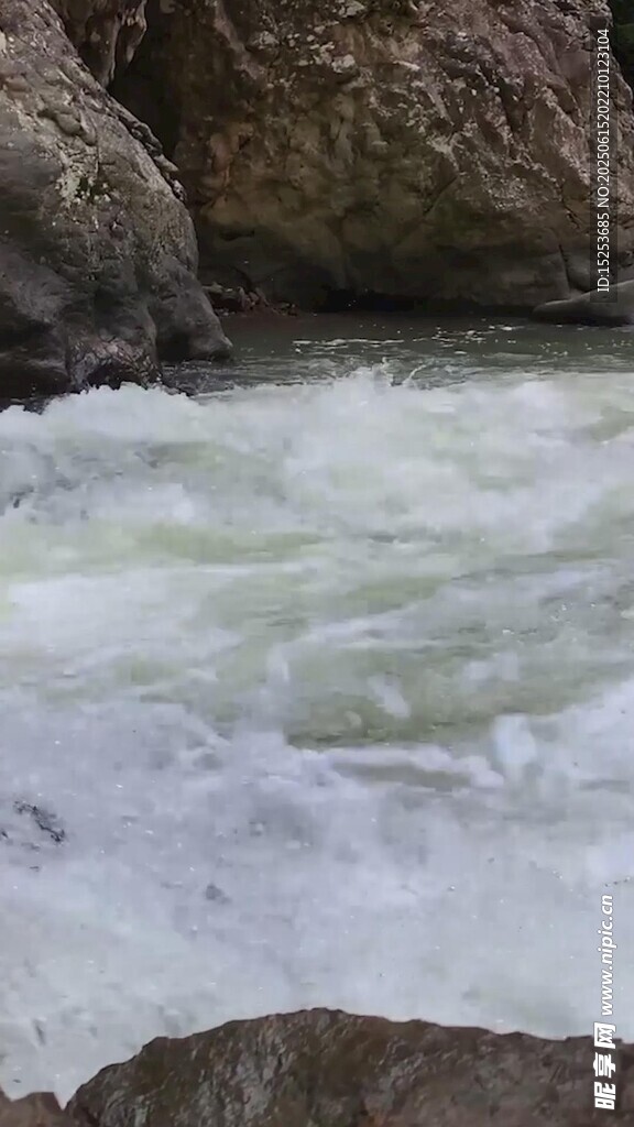 山间湍急溪流