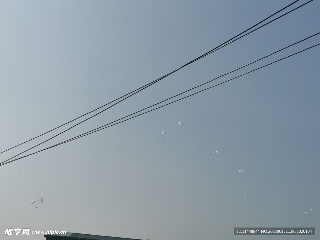 空中电线与远处建筑