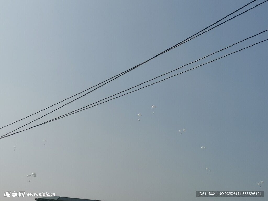 空中电线与晴朗天空