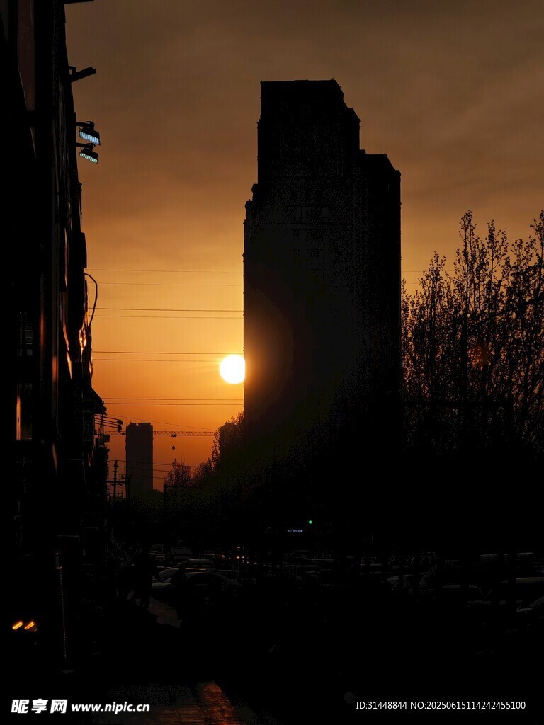 夕阳下的城市建筑剪影