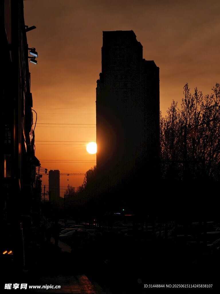 夕阳下的城市建筑剪影