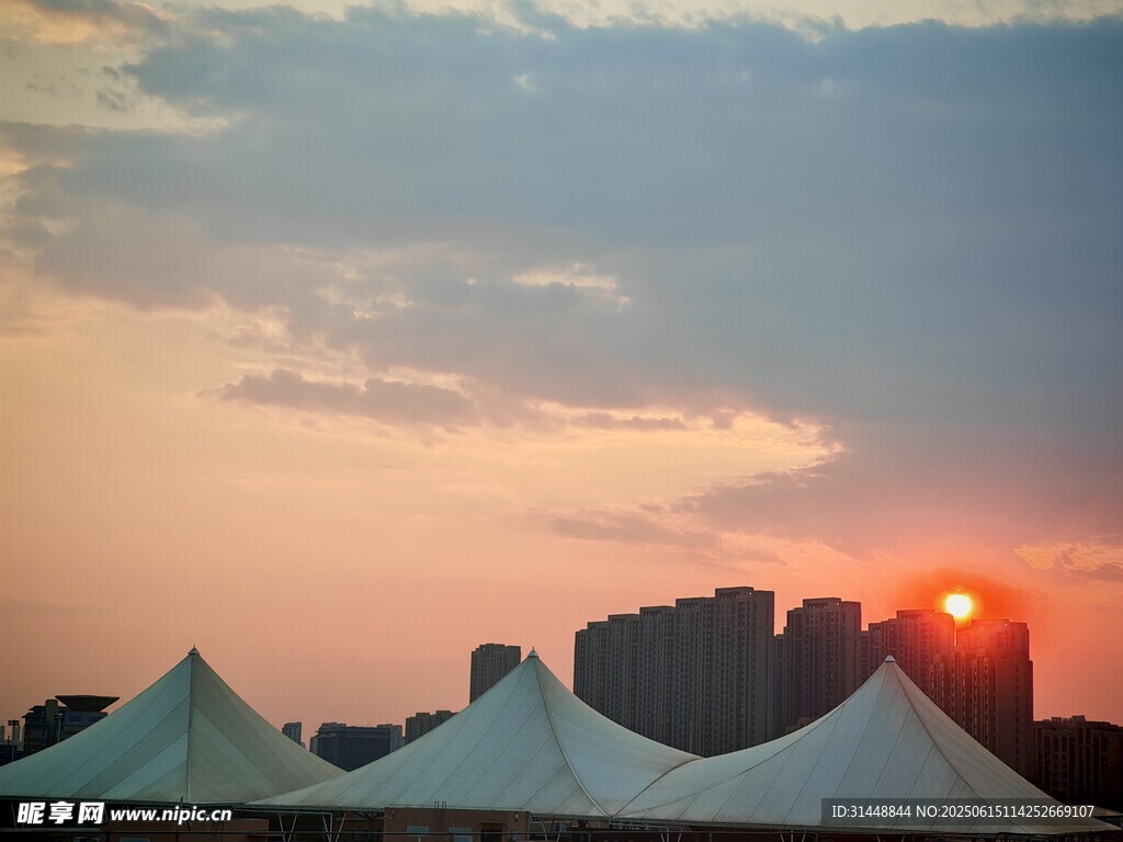 夕阳下的白色帐篷景观