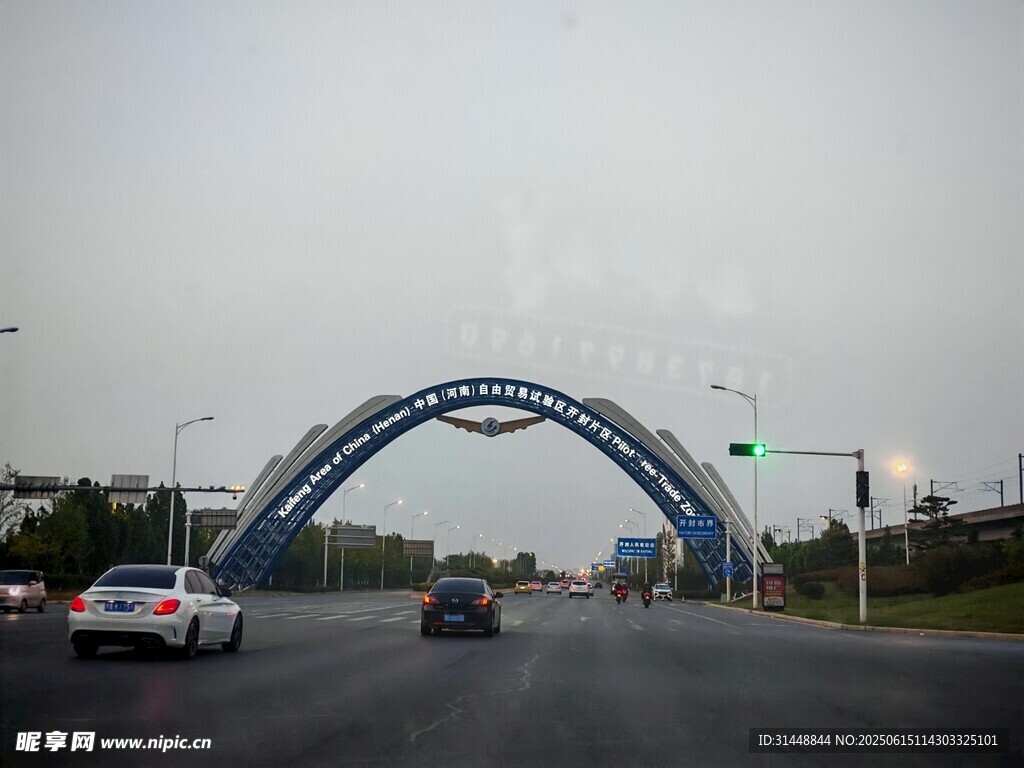 城市道路上的拱形桥梁景观