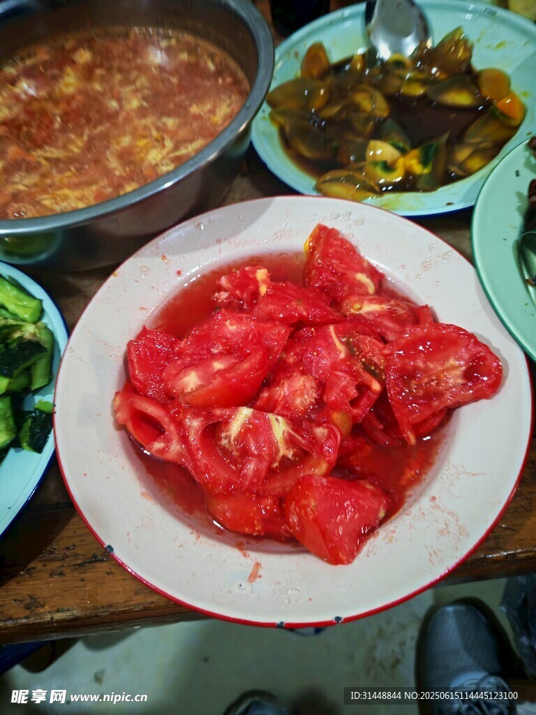 新鲜番茄与多样菜肴