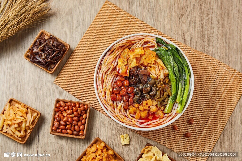 美味多样的特色碗装食物