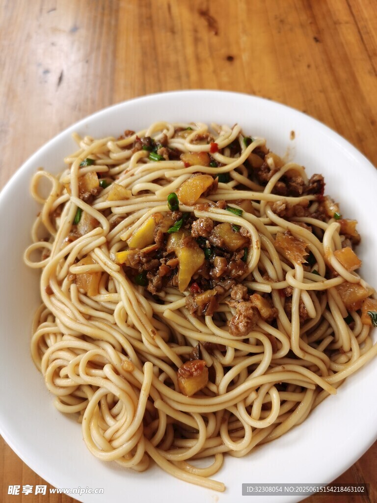 美味肉酱拌面