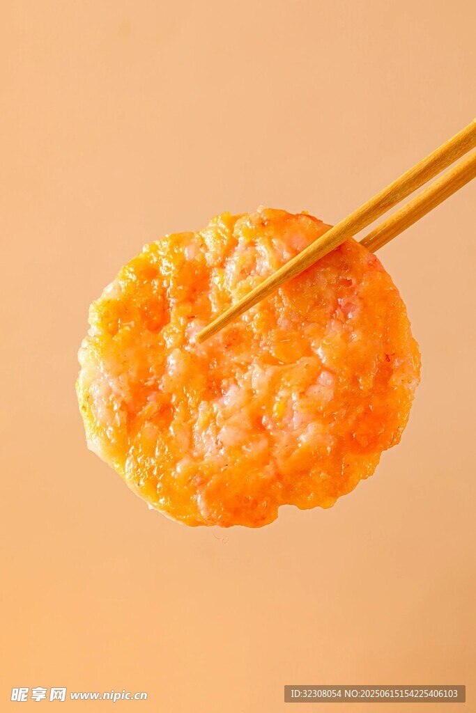 筷子夹起的美味炸物