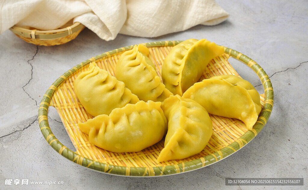 美味黄色饺子摆放在盘中