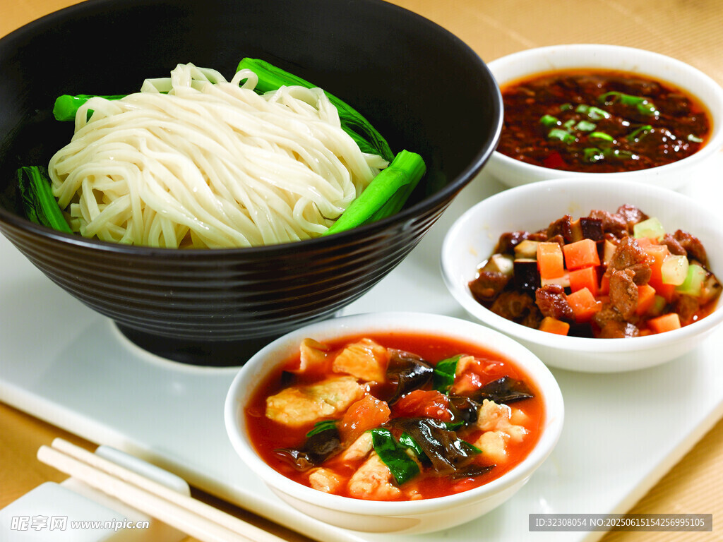 美味面食搭配多样小菜