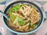 美味鸡肉蔬菜汤面