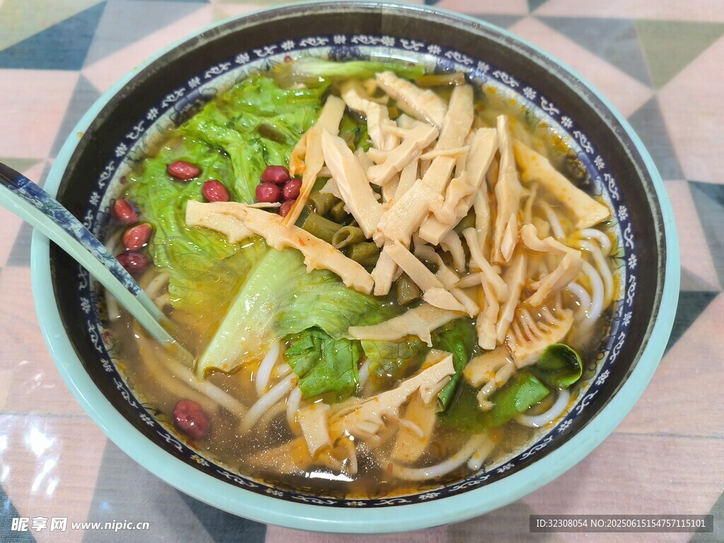 美味鸡肉蔬菜汤面