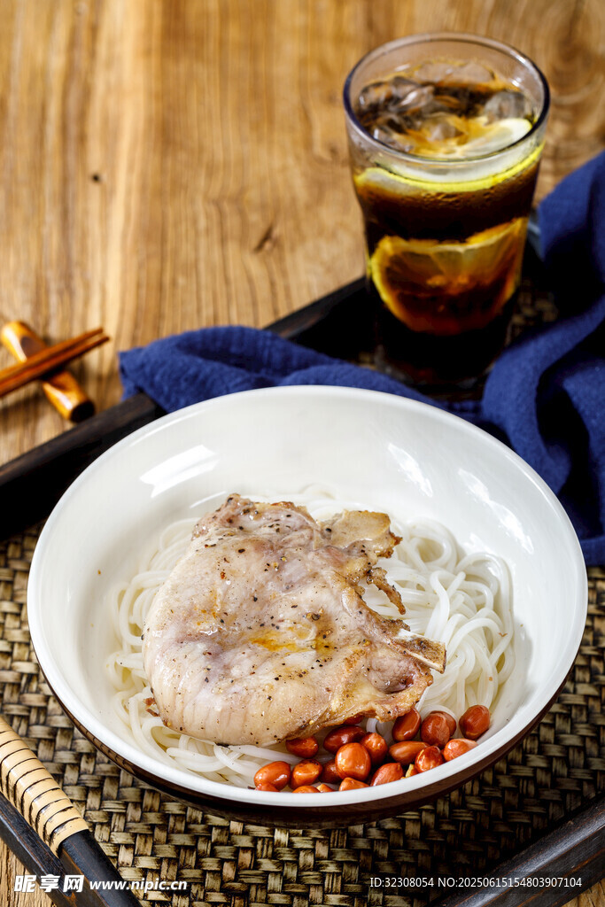 美味香煎鱼配饮品