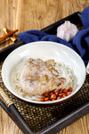 美味虾仁馄饨摆于盘中