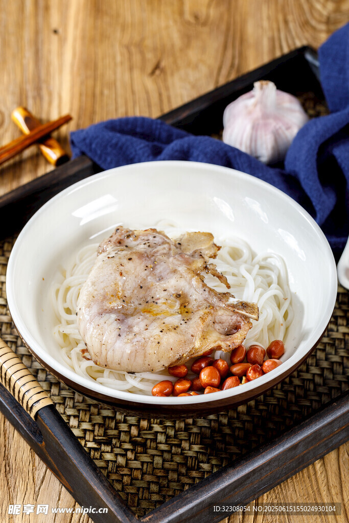 美味虾仁馄饨摆于盘中