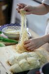 手工制作拉丝芝士美食